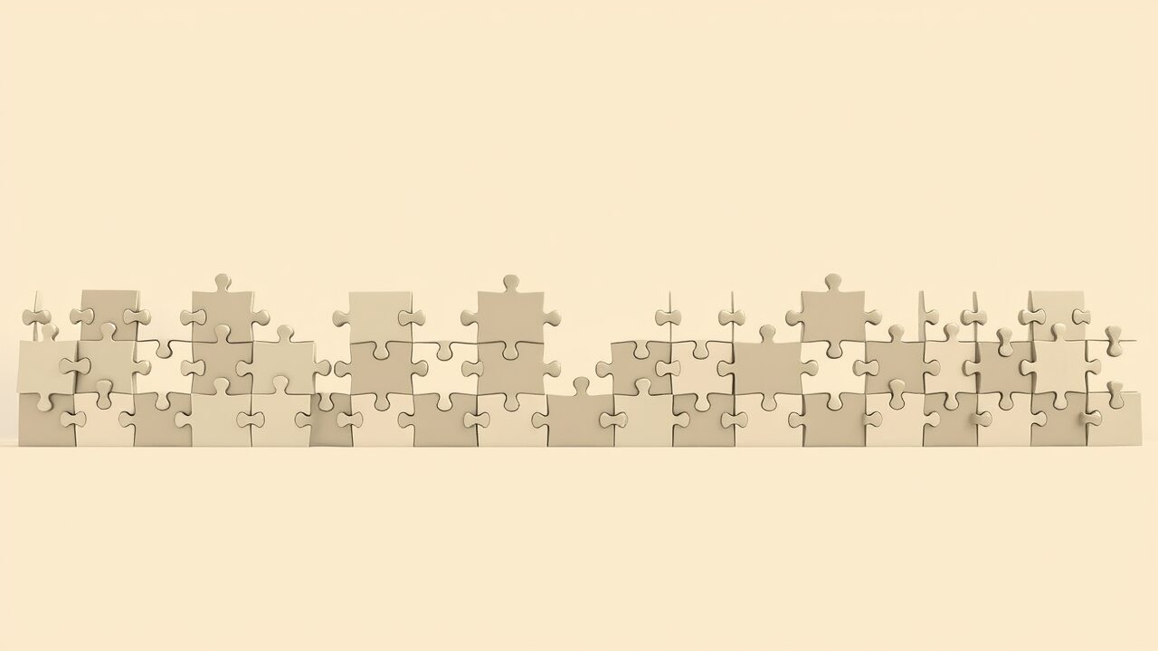 パズルのピースがばらばらに配置された状態、セクション間の断絶を表現